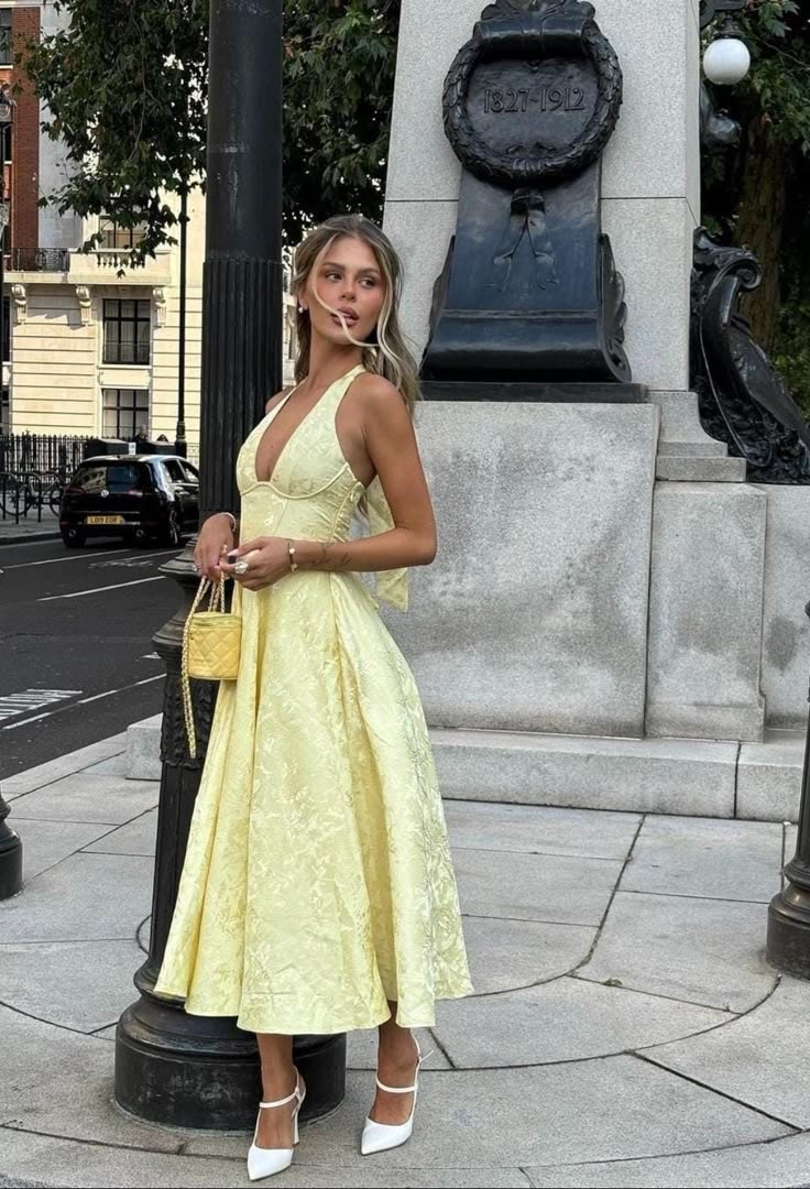 Talija™ | Šaty s elegantnou výšivkou a hlbokým V výstrihom